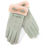 画像をギャラリービューアに読み込む, Ladies plush shea butter moisturizing touch screen gloves
