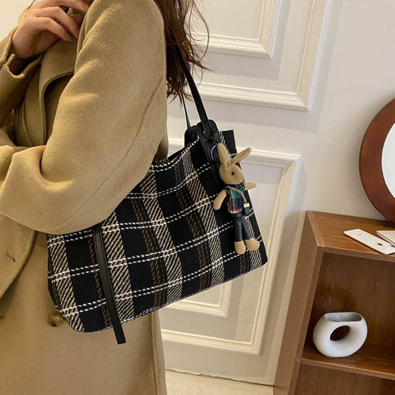 Large-capacity plaid trendy casual fashion commuter tote bag